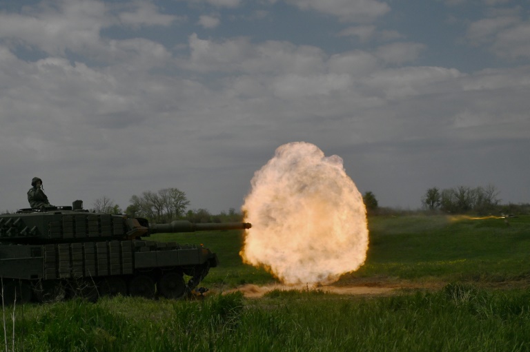Un char ukrainien tire un obus, le 30 avril 2025 en Ukraine
