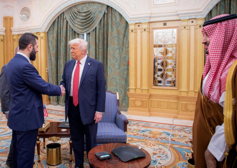 Photo fournie par le Palais royal saoudien montrant le prince héritier saoudien Mohammed ben Salmane (d), le président américain Donald Trump (c) et le président syrien, Ahmad al-Chareh, le 14 mai 2025 à Ryad