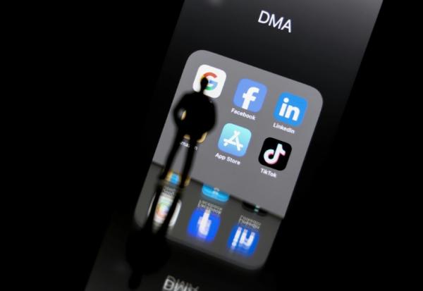 L'écran d'un téléphone affiche différentes applications, à Bruxelles, le 12 février 2023