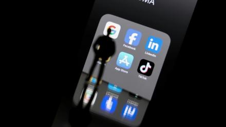 L'écran d'un téléphone affiche différentes applications, à Bruxelles, le 12 février 2023