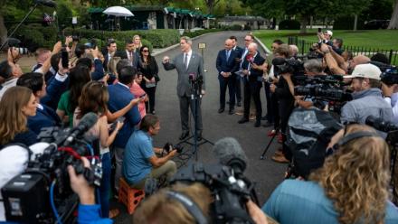 Le secrétaire au Trésor Scott Bessent s'adresse à la presse à la Maison Blanche, le 20 août 2026 à Washington