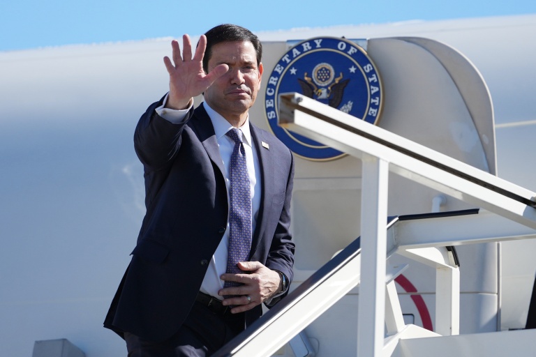 Le secrétaire d'Etat américain Marco Rubio à l'aéroport de Lisbonne, le 8 octobre 2026 au Portugal