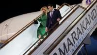 Le secrétaire d’État américain Marco Rubio et son épouse, Jeanette Rubio, à leur arrivée à l’aéroport de Samarcande, en Ouzbékistan, le 18 octobre 2026