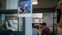 Des journalistes de Mediacités et des bénévoles examinent des notes de frais établies lorsque  Laurent Wauquiez (LR) était président de la région Auvergne-Rhône-Alpes, dans les locaux de Mediacités à Lyon, le 18 juin 2026