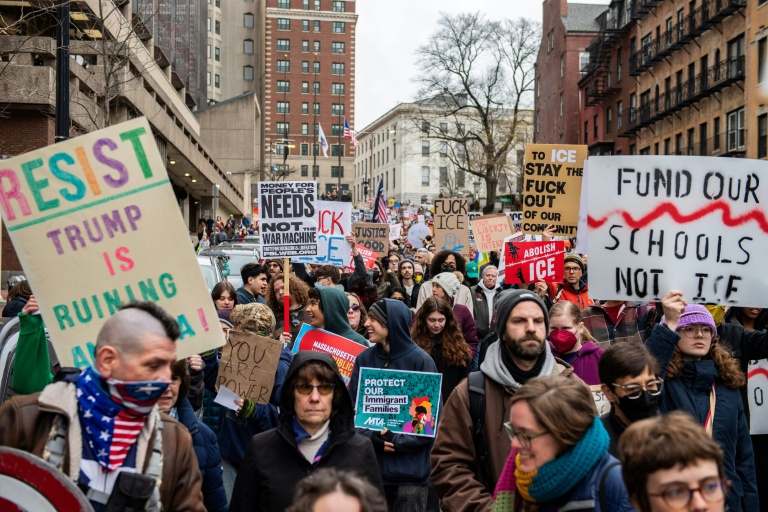 Des personnes manifestent à Boston contre la police de l'immigration le 10 janvier 2026 après la mort d'une femme lors d'une opération à Minneapolis 