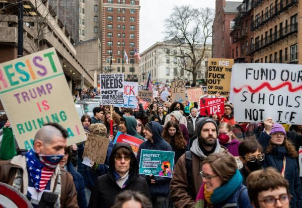 Des personnes manifestent à Boston contre la police de l'immigration le 10 janvier 2026 après la mort d'une femme lors d'une opération à Minneapolis 