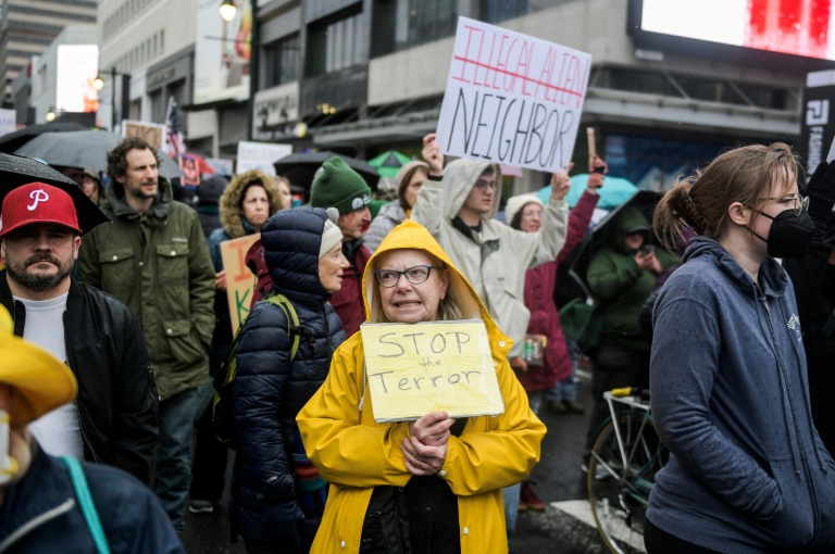 Des personnes manifestent à Philadelphie contre la police de l'immigration, le 10 janvier 2026