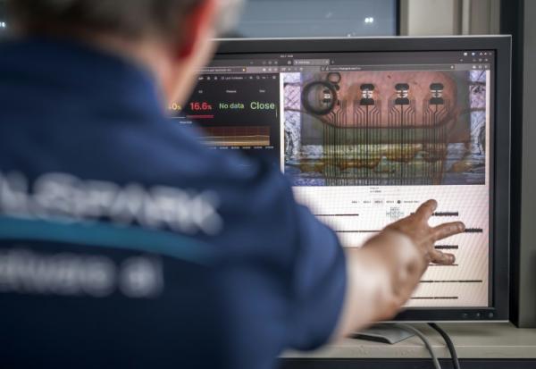 Des cellules cérébrales humaines sur un écran à la start-up FinalSpark, le 3 octobre 2025 à Vevey, en Suisse
