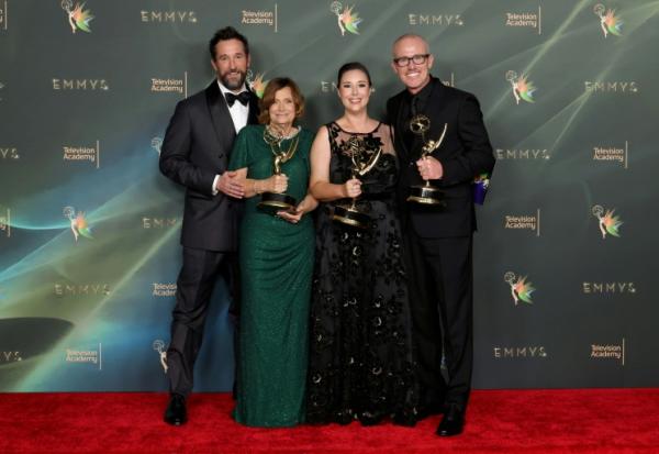 Noah Wyle, Cathy Sandrich Gelfond, Erica Berger et Seth Caskey, lauréats du prix du meilleur casting pour une série dramatique pour 'The Pitt' posent lors de la deuxième soirée de la 78e édition des Emmy Awards, au Peacock Theater, le 6 septembre 2026 à Los Angeles, en Californie