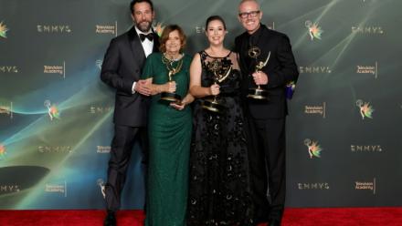 Noah Wyle, Cathy Sandrich Gelfond, Erica Berger et Seth Caskey, lauréats du prix du meilleur casting pour une série dramatique pour 'The Pitt' posent lors de la deuxième soirée de la 78e édition des Emmy Awards, au Peacock Theater, le 6 septembre 2026 à Los Angeles, en Californie