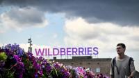 Un homme passe devant l'enseigne de Wildberries à Moscou le 27 juillet 2026