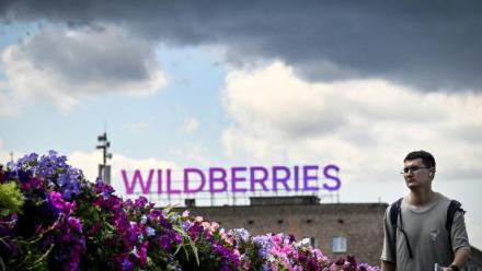 Un homme passe devant l'enseigne de Wildberries à Moscou le 27 juillet 2026