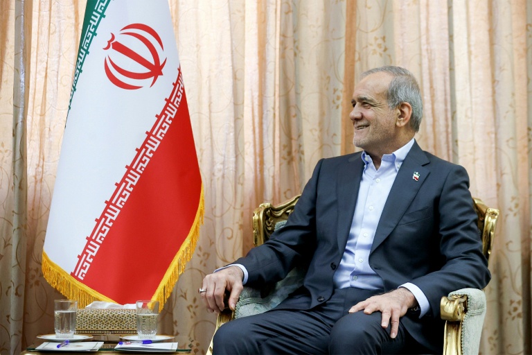 Photo diffusée par la présidence iranienne, le 23 mai 2026, montrant le président iranien Massoud Pezeshkian, lors d'une réunion à Téhéran