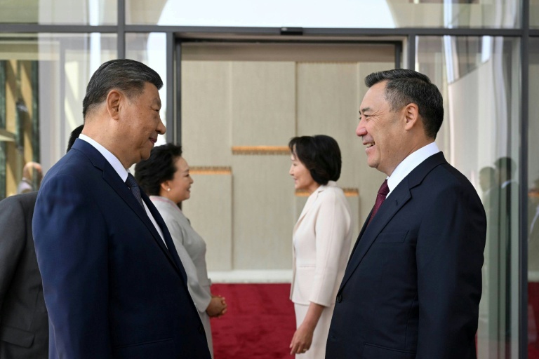 Sur cette photo diffusée par le bureau de presse présidentiel kirghize le 30 août 2026, le président du Kirghizistan, Sadyr Japarov (d.), accueille le président chinois Xi Jinping à son arrivée à Bichkek