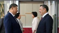 Sur cette photo diffusée par le bureau de presse présidentiel kirghize le 30 août 2026, le président du Kirghizistan, Sadyr Japarov (d.), accueille le président chinois Xi Jinping à son arrivée à Bichkek