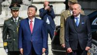 Le président hongrois Tamas Sulyok (d) et son homologue chinois Xi Jinping passent en revue la garde d'honneur à Budapest, le 9 mai 2024