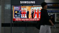 Un écran de télévision dans une gare ferroviaire de Gyeongju, le 1er novembre 2025, diffuse un journal télévisé montrant le président sud-coréen Lee Jae Myung et le président chinois Xi Jinping lors d'une cérémonie de bienvenue dans le cadre du sommet de la Coopération économique Asie-Pacifique (APEC)