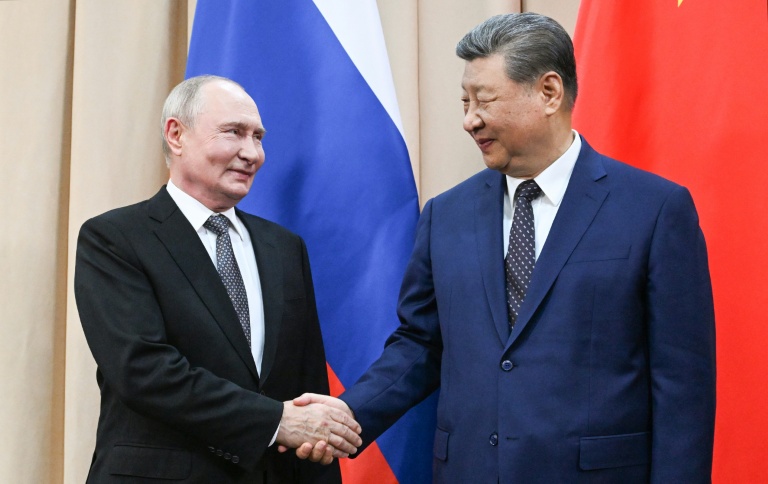 Les présidents russe Vladimir Poutine (g) et chinois Xi Jinping lors d'une réunion en marge du sommet de l'Organisation de coopération de Shanghai (OCS) à Bichkek, le 31 août 2026 au Kirghizstan