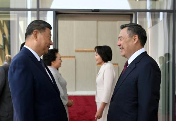 Sur cette photo diffusée par le bureau de presse présidentiel kirghize le 30 août 2026, le président du Kirghizistan, Sadyr Japarov (d.), accueille le président chinois Xi Jinping à son arrivée à Bichkek