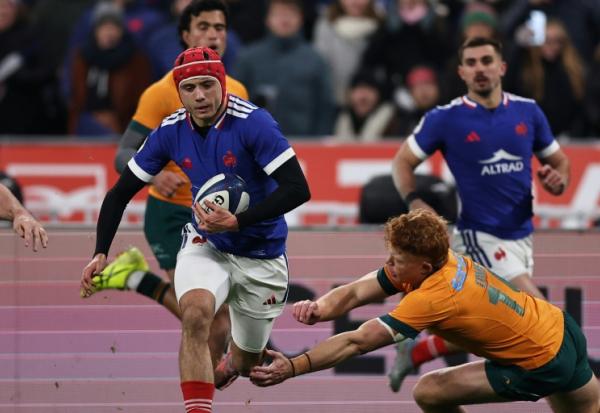 L'ailier du XV de France Louis Bielle-Biarrey file son premier essai contre l'Australie, sous les yeux de Thomas Ramos, lors d'un test match au Stade de France, le 22 novembre 2025