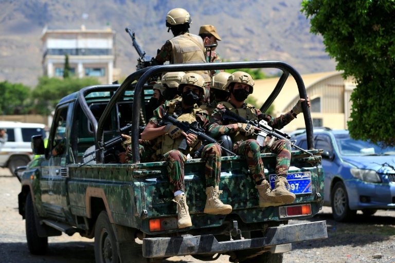 Les forces armées houthies du Yémen patrouillent tandis que des prisonniers yéménites loyaux aux autorités houthies arrivent dans la capitale Sanaa, le 12 septembre 2026, après avoir été libérés sur la côte ouest où ils étaient détenus, avec d’autres, par les forces gouvernementales yéménites soutenues par l’Arabie saoudite