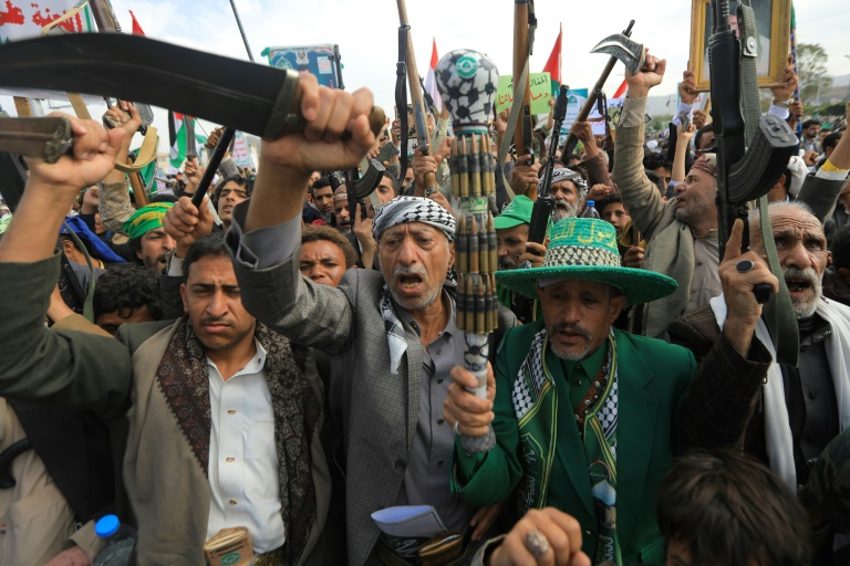 Iemenitas empunham armas e punhais em uma manifestação de solidariedade com os palestinos de Gaza e contra Israel e os Estados Unidos em Saná, em 29 de agosto de 2025