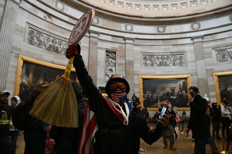 Des partisans de Donald Trump entrent dans la Rotonde du Capitole des États-Unis le 6 janvier 2021, à Washington
