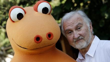 Yves Brunier, cocréateur et interprète  de Casimir, avec le costume du célèbre dinosaure à Saint-Maur-des-Fossés, près de Paris, le 16 septembre 2014