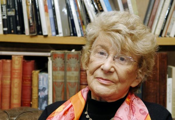 Yvette Roudy, ancienne ministre socialiste des Droits des Femmes, pose chez elle, le 27 décembre 2006 à Paris. 