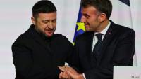 Le président français Emmanuel Macron (f) et son homologue ukrainien Volodymyr Zelensky à l'occasion d'une conférence de presse, le 6 janvier 2026 à Paris