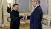 Le président ukrainien Volodymyr Zelensky (G) reçoit le ministre turc des Affaires étrangères Hakan Fidan à Kiev le 30 mai 2025
