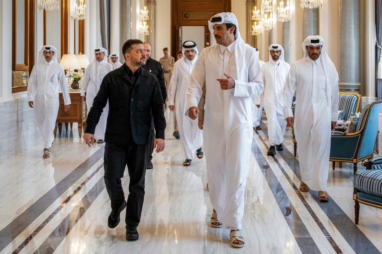photo diffusée par le Diwan Amiri du Qatar montrant l'émir du Qatar, Cheikh Tamim ben Hamad Al-Thani, et le président ukrainien Volodymyr Zelensky au palais de Lusail à Doha, le 28 mars 2026