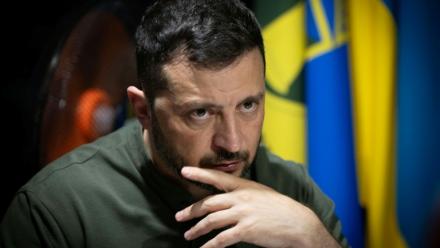 Photographie fournie par le service de presse de la présidence ukrainienne le 4 août 2025, montrant le président Volodymyr Zelensky dans la région de Kharkiv