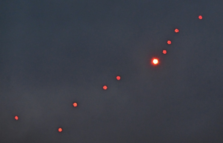 La défense aérienne ukrainienne en action lors d'une attaque de missiles et de drones russes, le 27 décembre 2025 à Kiev 