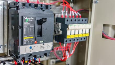 Schneider Electric débute la séance en tant que lanterne rouge du CAC 40