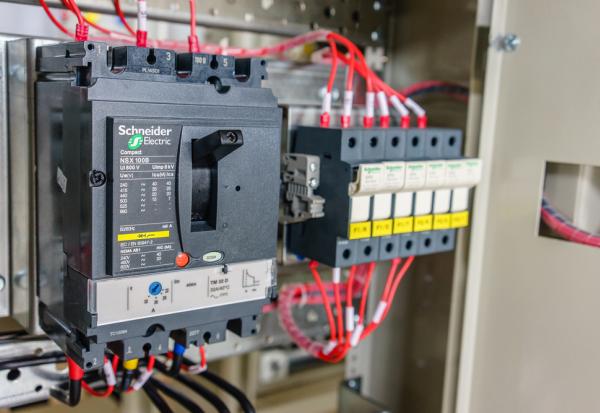 Schneider Electric, plus forte hausse du CAC 40 à la mi-séance du jeudi 11 décembre 2025 -