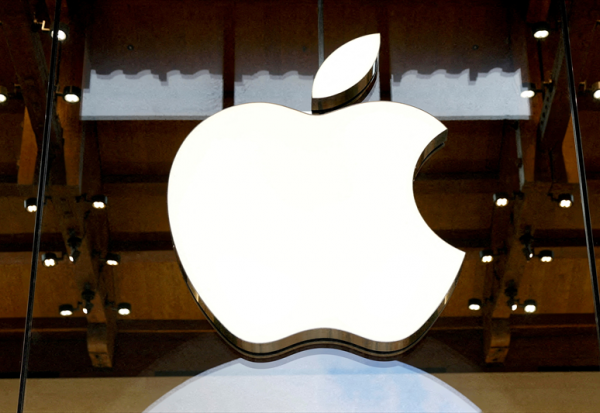 Apple dépasse les attentes mais corrige à Wall Street
