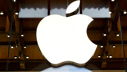 Apple dépasse les attentes mais corrige à Wall Street