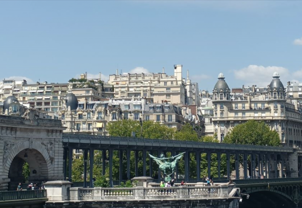 Clôture Paris : le CAC 40 débute la semaine en baisse