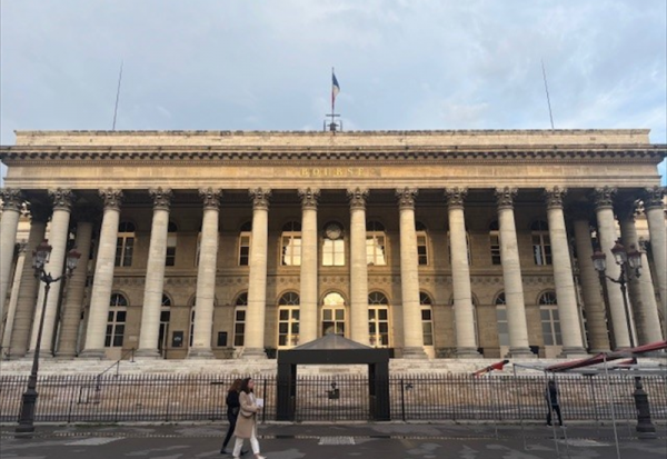 Clôture Paris : le CAC40 corrige, Donald Trump fait remonter la pression