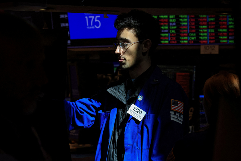 Clôture Wall Street : sous pression, en attendant Alphabet et Tesla