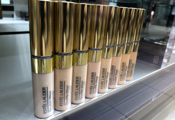 Estée Lauder bat le consensus sur son quatrième trimestre