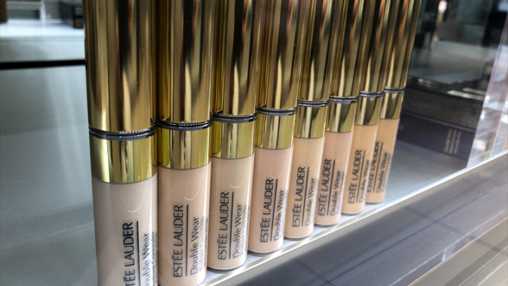 Estée Lauder bat le consensus sur son quatrième trimestre
