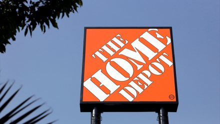 Home Depot rate le consensus, mais prévoit de maintenir ses prix