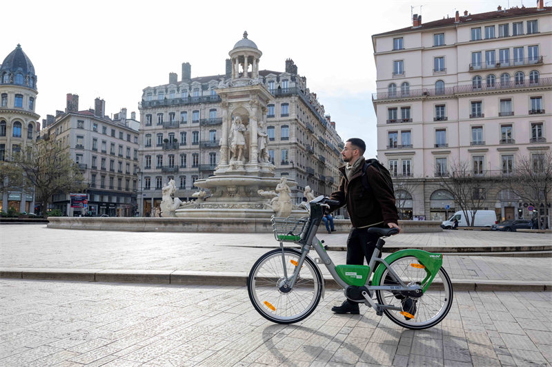 JC Decaux a porté plainte suite aux dégradations de mobilier urbain à Paris après la victoire du PSG