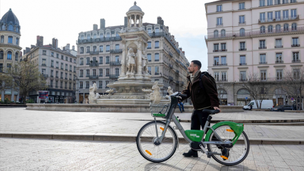 JC Decaux a porté plainte suite aux dégradations de mobilier urbain à Paris après la victoire du PSG