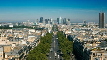 JCDecaux accompagne Swarovski dans son partenariat aux côtés du Comité Champs-Elysées à l'occasion des Illuminations 2025