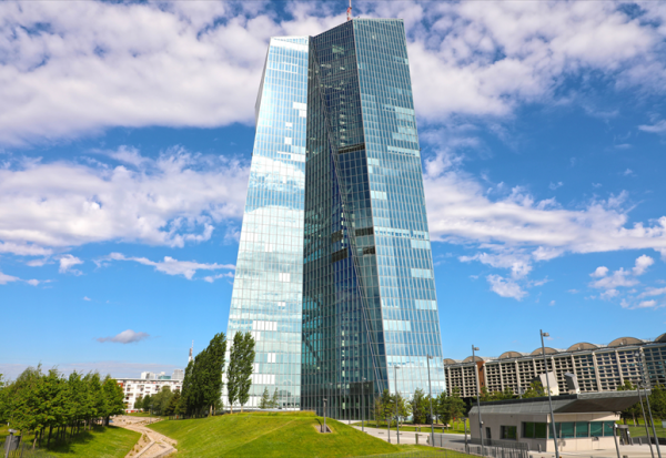 La BCE relève ses prévisions de croissance et laisse ses taux inchangés