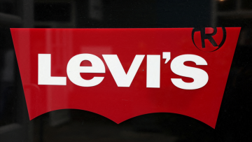 Levi's dope ses prévisions, mais chute à Wall Street