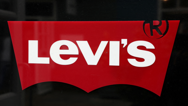 Levi's dope ses prévisions, mais chute à Wall Street